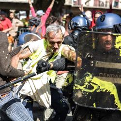 Manifestantes chocan con gendarmes franceses durante una manifestación contra la reforma de las pensiones al margen de la 25ª Conferencia de las Pequeñas Ciudades en Millau, sur de Francia. | Foto:CHARLY TRIBALLEAU / AFP