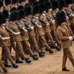 Miembros de la Guardia de Gales del ejército británico patrullan durante la Revisión de la Brigada Mayor, en Horse Guards Parade, en el centro de Londres. | Foto:DANIEL LEAL / AFP
