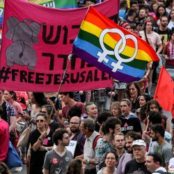 Personas marchan durante el 21º desfile anual del Orgullo de Jerusalén en Jerusalén. | Foto:AHMAD GHARABLI / AFP