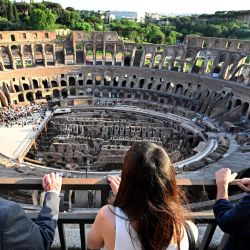 Visitantes contemplan la vista desde el recién inaugurado tercer nivel del Coliseo, en Roma . Un nuevo sistema de elevación situado en el interior del arco 17 del Coliseo permite a todos los visitantes alcanzar los niveles más altos de la cavea para disfrutar plenamente de la belleza del monumento. | Foto:ALBERTO PIZZOLI / AFP