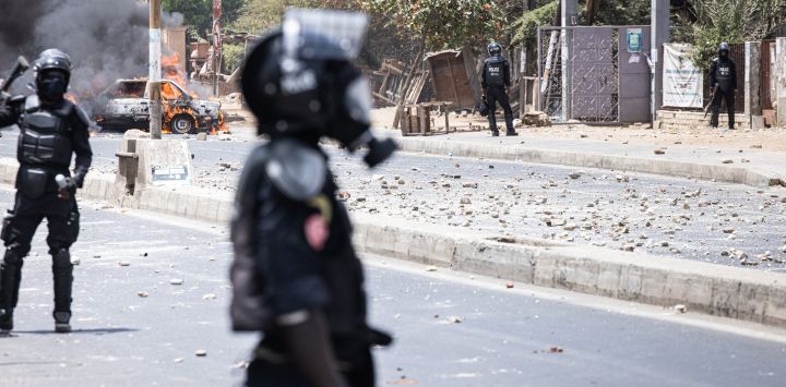 Agentes de policía bloquean la entrada a la Universidad Cheikh Anta Diop, en Dakar, durante los disturbios tras la condena del opositor Ousmane Sonko. Un tribunal de Senegal condenó al líder opositor Ousmane Sonko, candidato a las elecciones presidenciales de 2024, a dos años de prisión acusado de "corromper a la juventud", pero le absolvió de violación y de proferir amenazas de muerte.