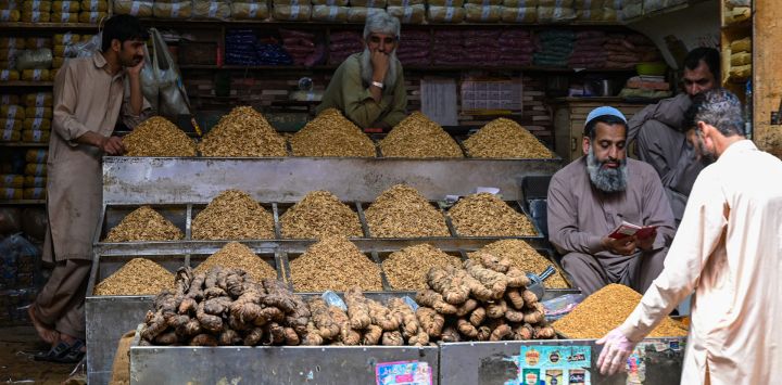 Comerciantes esperan a los clientes en un puesto de un mercado de Rawalpindi, Pakistán.