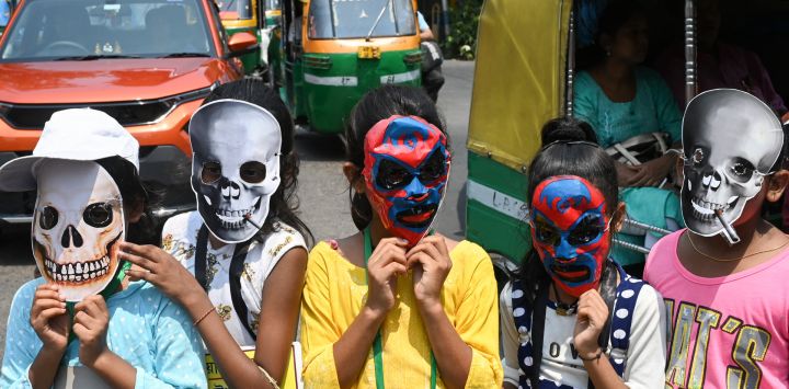 Escolares con mascarillas participan en una concentración de concienciación contra el consumo de tabaco con motivo del "Día Mundial Sin Tabaco" en Calcuta, India.