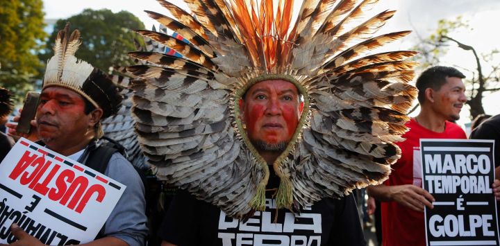 Indígenas participan en una manifestación contra la llamada tesis legal Marco Temporal, un proyecto de ley que detiene la demarcación de territorios indígenas, frente al Congreso Nacional en Brasilia, Brasil.