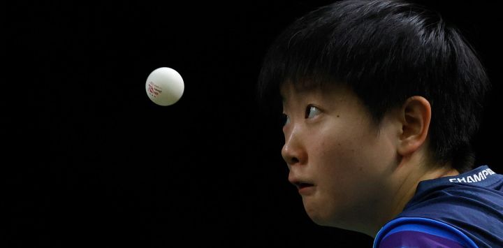 La china Sun Yingsha mira la pelota durante el partido final de tenis de mesa individual femenino en las Finales de los Campeonatos Mundiales de Tenis de Mesa ITTF 2023 en Durban.