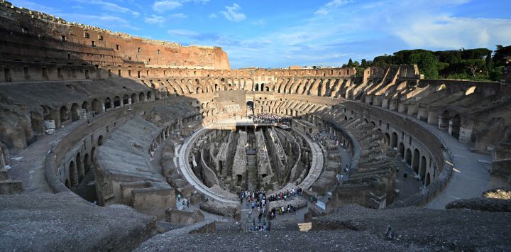La foto muestra una vista del Coliseo. Un nuevo sistema de elevación situado en el interior del arco 17 del Coliseo permite a todos los visitantes alcanzar los niveles más altos de la cavea para disfrutar plenamente de la belleza del monumento.