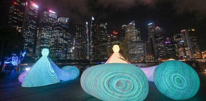 La instalación lumínica "Tree Man" de ENESS, de Australia, durante un avance para los medios del festival de arte iLight Singapore en Marina Bay, Singapur.