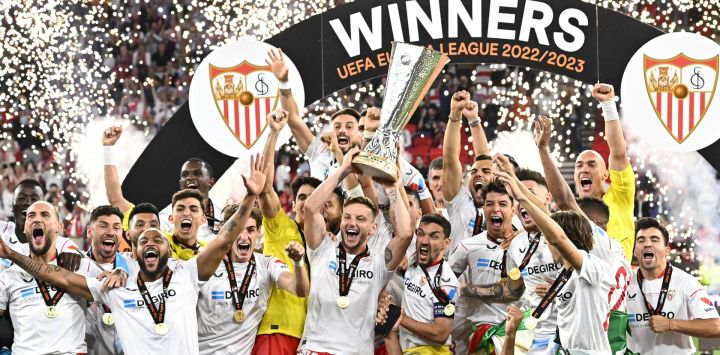 Los jugadores del Sevilla celebran con el trofeo tras ganar el partido de fútbol de la final de la UEFA Europa League entre el Sevilla FC y el AS Roma en el Puskas Arena de Budapest, Hungría.