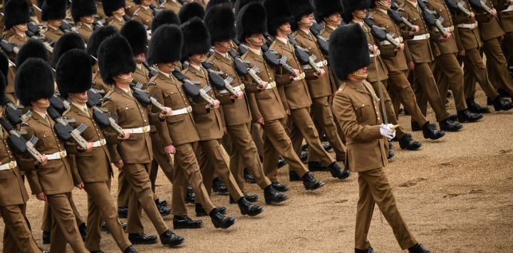 Miembros de la Guardia de Gales del ejército británico patrullan durante la Revisión de la Brigada Mayor, en Horse Guards Parade, en el centro de Londres.