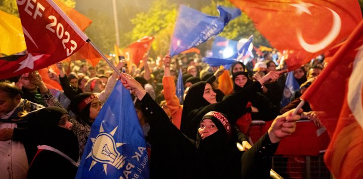 Partidarios del presidente turco Recep Tayyip Erdogan celebran la victoria de Erdogan en Estambul.