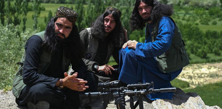 Personal de seguridad talibán sentado al borde de una colina en el valle de Tangi del distrito de Saydabad, en la provincia de Maidan Wardak, Afganistán.