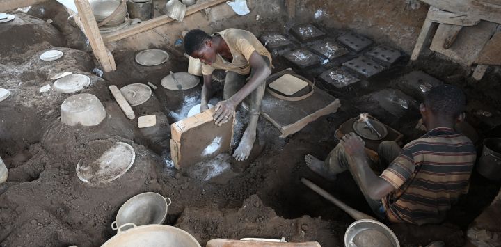 Personas fabrican ollas en un taller de Abobo, un suburbio de Abiyán, Costa de Marfil.