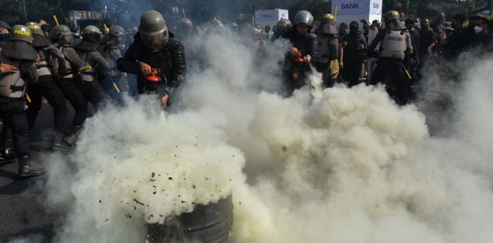 Policías antidisturbios indonesios apagan el fuego durante un simulacro de seguridad para las elecciones del próximo año, en las que las campañas tendrán lugar entre el 23 de noviembre de 2023 y el 10 de febrero de 2024, en Malang, Java Oriental.