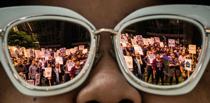 Shemona Moreno, directora ejecutiva de 350 Seattle, habla desde un podio mientras los trabajadores de Amazon se reúnen para una manifestación durante un evento de paro en la sede de la compañía en Seattle, Washington. La acción de protesta se organizó para llamar la atención sobre los requisitos para volver a la oficina, además de los recientes despidos y los problemas relacionados con el cambio climático.