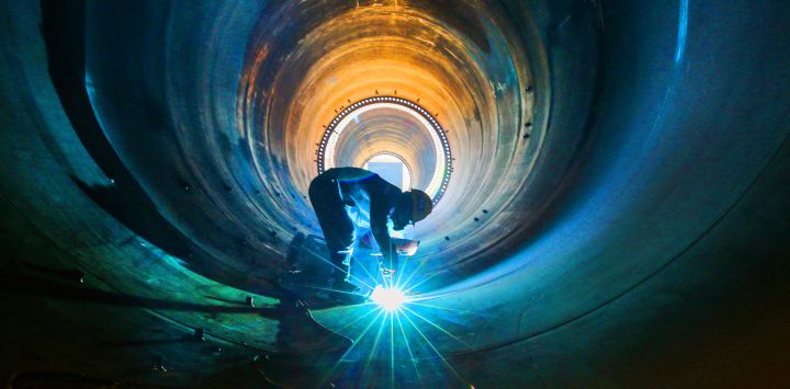 Un empleado trabaja en una torre de turbina eólica en una fábrica de Lianyungang, en la provincia oriental china de Jiangsu.