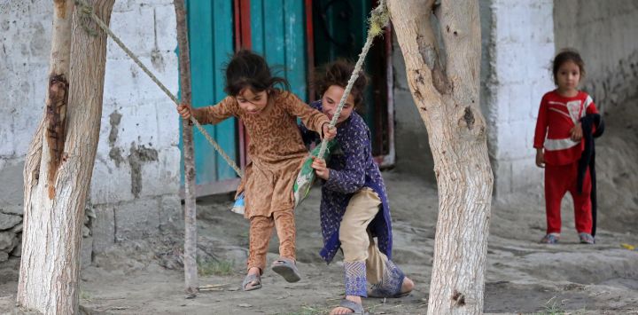 Unas niñas juegan en unos columpios frente a su casa en Jalalabad, Afganistán.