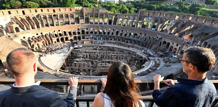 Visitantes contemplan la vista desde el recién inaugurado tercer nivel del Coliseo, en Roma . Un nuevo sistema de elevación situado en el interior del arco 17 del Coliseo permite a todos los visitantes alcanzar los niveles más altos de la cavea para disfrutar plenamente de la belleza del monumento.