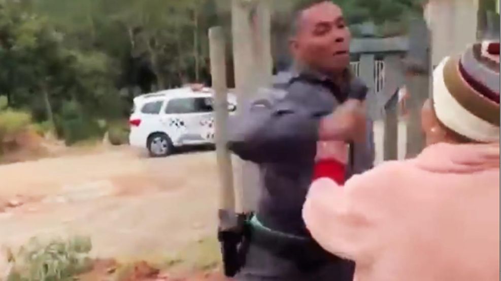 Policía Militar del Estado de San Pablo golpea con violencia a una mujer