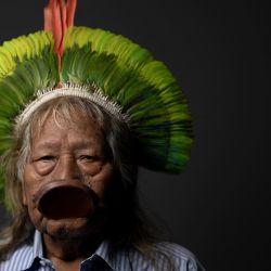El líder indígena Cacique Raoni Metuktire de la tribu Kayapo posa durante una sesión fotográfica en París. | Foto:JOEL SAGET / AFP
