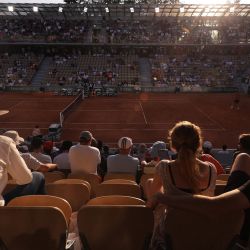 Espectadores observan un partido individual masculino del torneo de tenis Roland-Garros Open en el Court Suzanne-Lenglen en París. | Foto:THOMAS SAMSON / AFP