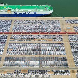 Esta foto aérea muestra filas de coches que serán exportados en el puerto de Yantai, en la provincia oriental china de Shandong. | Foto:AFP