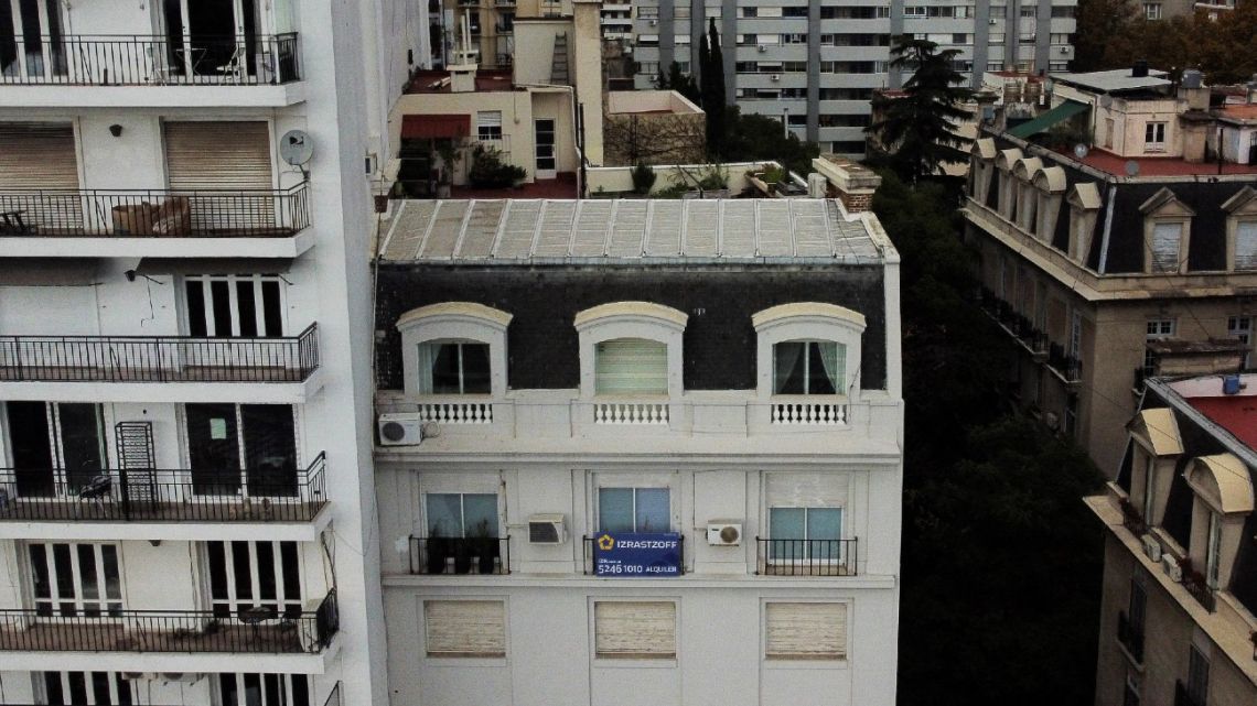 View of an apartment with a rent sign in Buenos Aires on May 22, 2023.