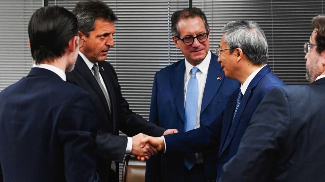 Sergio Massa and Miguel Ángel Pesce with authorities from the People's Bank of China.