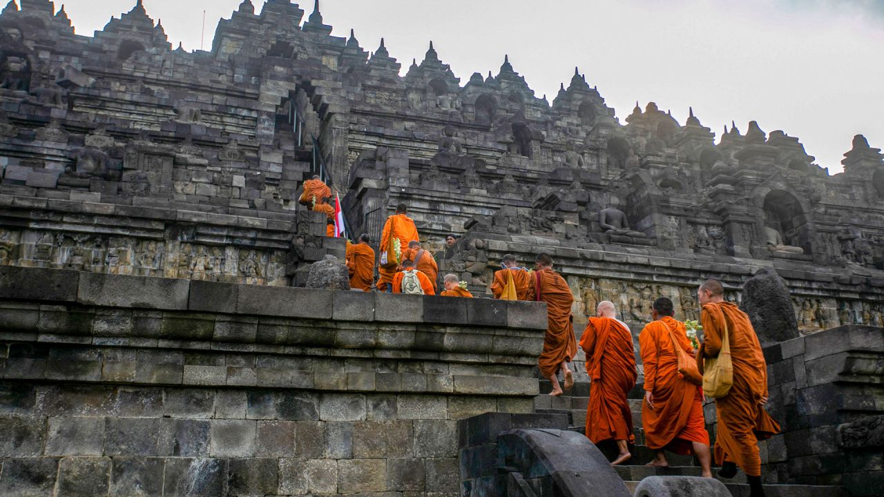 Monjes budistas visitan el templo de Borobudur en Magelang, Java Central, Indonesia. | Foto:DEVI RAHMAN / AFP