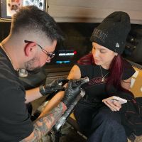 Emilia Mernes se hizo un llamativo tatuaje tras el estreno de su canción con Los del Espacio