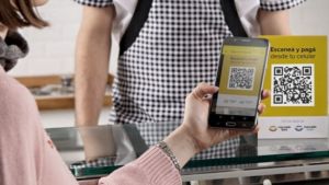 Menos efectivo: los pagos con transferencias superaron por primera vez a las tarjetas