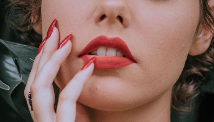 “Lip Flip”: el truco de maquillaje para labios más gruesos