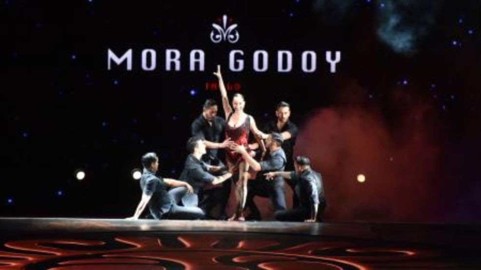 Mora Godoy celebra 20 años de grandes éxitos