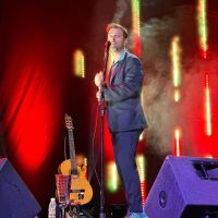 La increíble foto viral de Kevin Johansen con la estatua de Gallardo