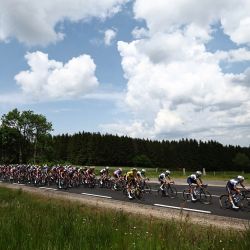 El pelotón marcha durante la segunda etapa de la 75ª edición de la carrera ciclista Criterium du Dauphine, 167,3 kms entre Brassac-les-Mines y La Chaise-Dieu, centro de Francia. | Foto:Anne-Christine Poujoulat / AFP
