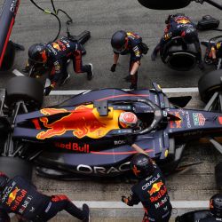 El piloto holandés de Red Bull Max Verstappen cambia neumáticos en el box durante la carrera del Gran Premio de España de Fórmula Uno en el Circuit de Catalunya en Montmeló, a las afueras de Barcelona. | Foto:LLUIS GENE / AFP