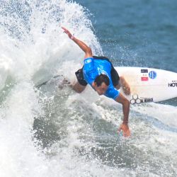 El surfista francés Maxime Huscenot monta una ola durante los Juegos Mundiales de Surf Isa 2023 en la playa de El Tunco en El Salvador. | Foto:MARVIN RECINOS / AFP