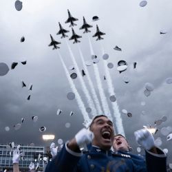Los cadetes celebran durante su ceremonia de graduación en la Academia de la Fuerza Aérea de los Estados Unidos. | Foto:Brendan Smialowski / AFP