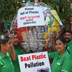 Miembros del Foro Hyderabad Zindabad portan una maqueta del globo terráqueo llena de plástico durante una campaña de sensibilización con motivo del Día Mundial del Medio Ambiente en Hyderabad. | Foto:NOAH SEELAM / AFP
