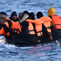 Migrantes viajan en una embarcación neumática por el Canal de la Mancha, rumbo a Dover, en la costa sur de Inglaterra. Más de 45.000 migrantes llegaron al Reino Unido el año pasado cruzando el Canal de la Mancha en pequeñas embarcaciones. | Foto:Ben Stansall / AFP