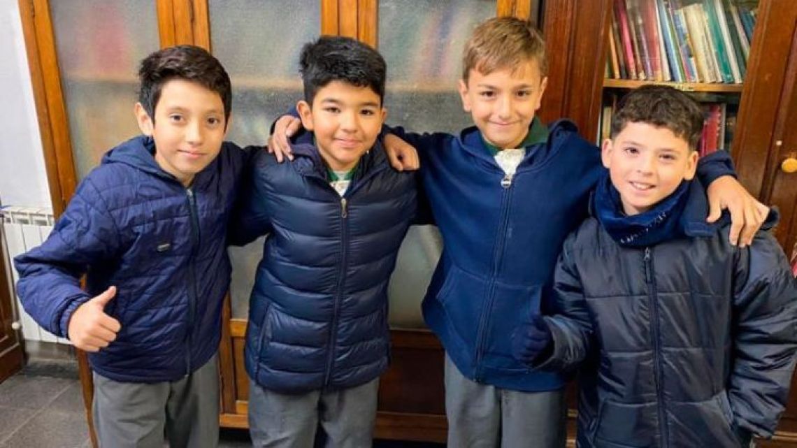 Cuatro niños encontraron 50 mil pesos y los devolvieron a su dueña | Perfil