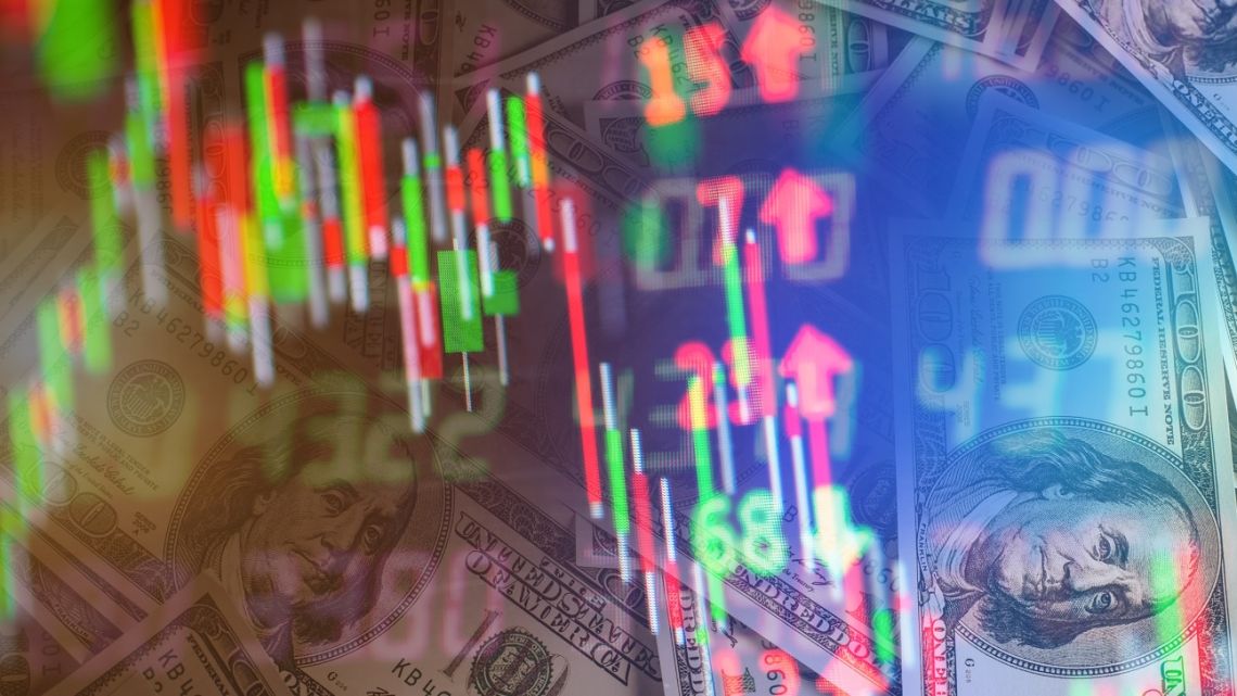 Qué conviene más: comprar dólares y obligaciones negociables o