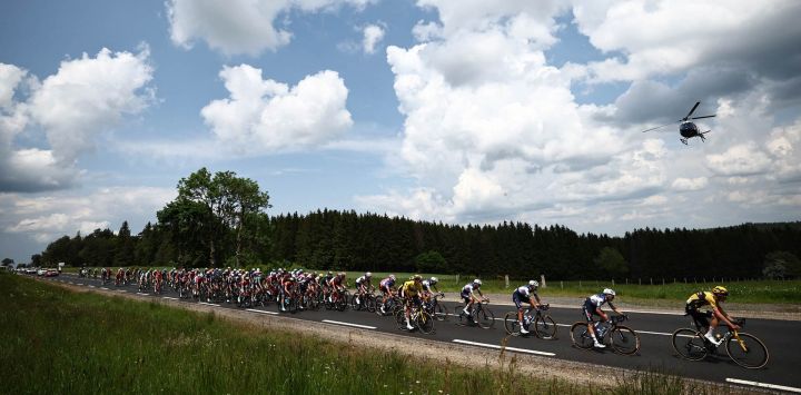 El pelotón marcha durante la segunda etapa de la 75ª edición de la carrera ciclista Criterium du Dauphine, 167,3 kms entre Brassac-les-Mines y La Chaise-Dieu, centro de Francia.