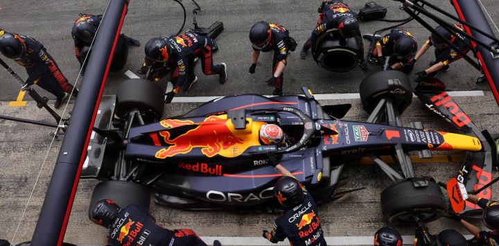 El piloto holandés de Red Bull Max Verstappen cambia neumáticos en el box durante la carrera del Gran Premio de España de Fórmula Uno en el Circuit de Catalunya en Montmeló, a las afueras de Barcelona.