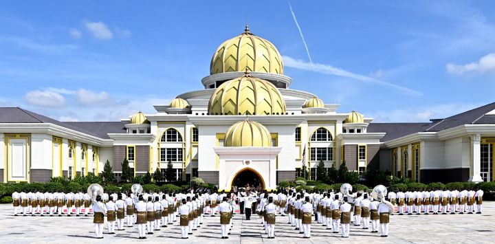 Esta foto tomada y difundida por el Departamento de Información de Malasia muestra al rey sultán Abdullah Sultan Ahmad Shah de Malasia saludando a la guardia de honor del Real Regimiento Malayo durante las celebraciones del cumpleaños del rey en el Palacio Nacional de Kuala Lumpur.