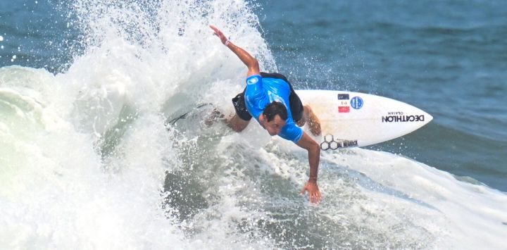 El surfista francés Maxime Huscenot monta una ola durante los Juegos Mundiales de Surf Isa 2023 en la playa de El Tunco en El Salvador.