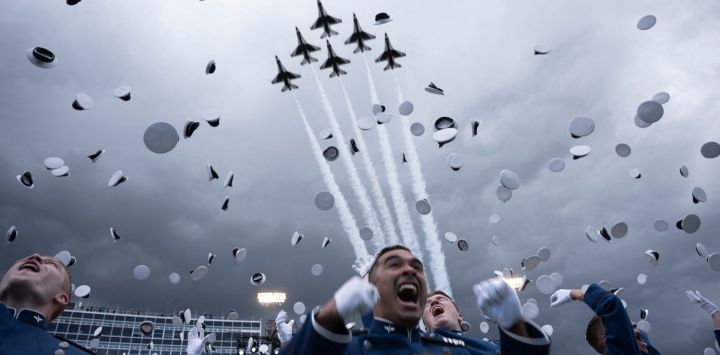 Los cadetes celebran durante su ceremonia de graduación en la Academia de la Fuerza Aérea de los Estados Unidos.