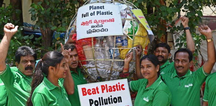 Miembros del Foro Hyderabad Zindabad portan una maqueta del globo terráqueo llena de plástico durante una campaña de sensibilización con motivo del Día Mundial del Medio Ambiente en Hyderabad.