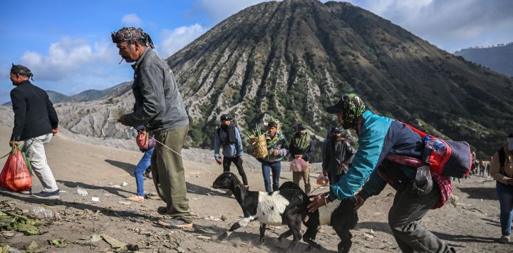 Miembros del grupo subétnico Tengger se reúnen para presentar ofrendas en el borde del cráter del volcán activo Monte Bromo como parte del festival Yadnya Kasada en Probolinggo, provincia de Java Oriental, Indonesia.
