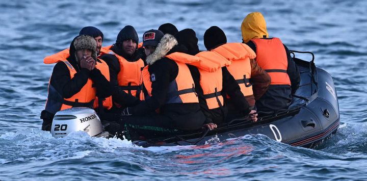 Migrantes viajan en una embarcación neumática por el Canal de la Mancha, rumbo a Dover, en la costa sur de Inglaterra. Más de 45.000 migrantes llegaron al Reino Unido el año pasado cruzando el Canal de la Mancha en pequeñas embarcaciones.