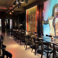 La Mona Museo Bar es un lugar colorido para escuchar música, pasar un buen rato y comer rico por pocos $$$.